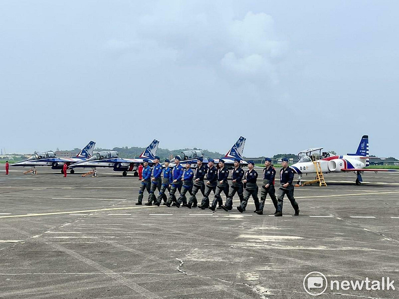 AT-3教練機、AJT勇鷹高教機飛行教官完美完成噴煙與展演,接受空軍司令頒發換裝令。 圖:金大鈞/攝