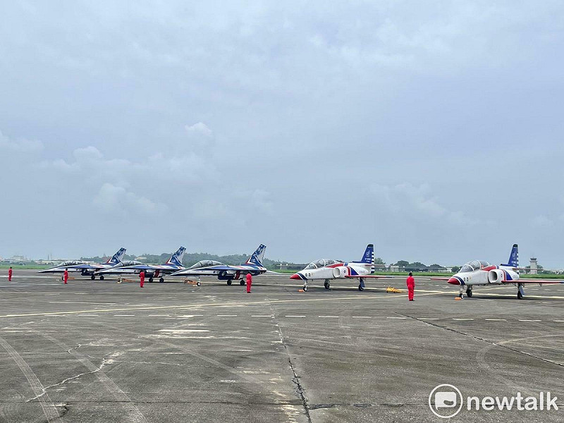 AT-3教練機、AJT勇鷹高教機展演後,停於機坪一致排開,象徵傳承與開啟雷虎新頁。 圖:金大鈞/攝