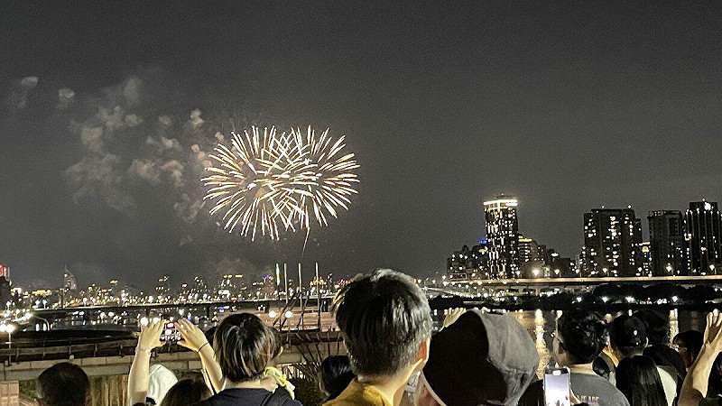 迪化污水處理廠休閒運動公園的堤景觀平台是看煙火的隱藏版秘境。 圖:台北市迪化污水處理廠/提供