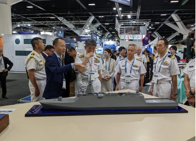 日本官員介紹最上級護衛艦。 圖 : 翻攝自零度Military
