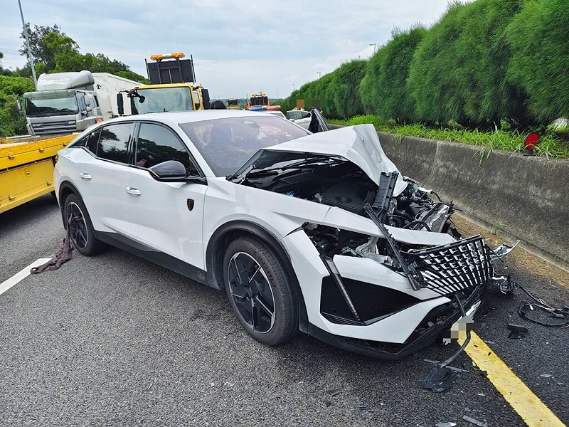 國道3號北上苗栗通霄路段5日上午發生自小客車撞擊國道清掃作業施工車事故，國道員警初步調查，自小客車劉姓駕駛疑未注意車前路況釀禍，車頭幾乎全毀。（警方提供）中央社記者管瑞平傳真　114年8月5日   