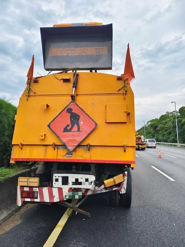 國道3號北上苗栗通霄路段5日上午發生自小客車撞擊國道清掃作業施工車事故,施工車輛車尾防撞桿有明顯凹損,所幸未釀人員受傷。(警方提供)中央社記者管瑞平傳真 114年8月5日