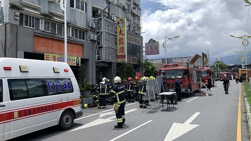 花蓮市國聯四路某住宅大樓5日中午發生火警，消防隊獲報馳援，其中住在9樓的65歲陳姓婦人被發現時已明顯死亡，另有4人嗆傷送醫。（民眾提供）中央社記者李先鳳傳真  114年8月5日   