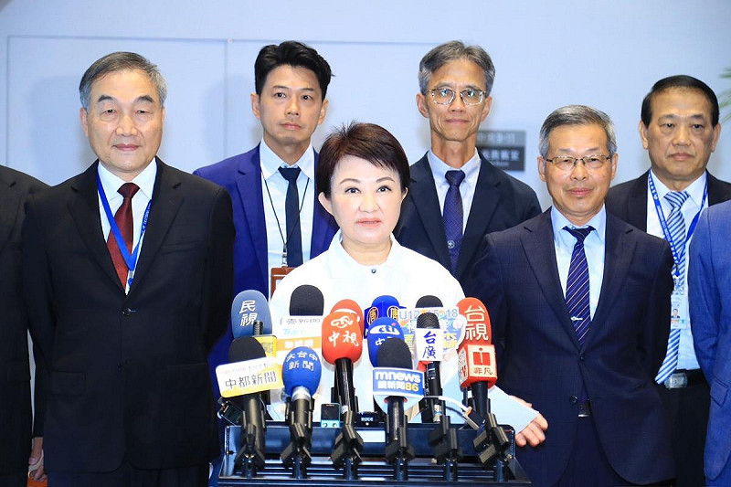 台中市長盧秀燕近期出訪澳洲，並於11日結束訪問返抵國門。針對近期民進黨立委王義川拿粉底液評論以及即將到來國民黨主席改選等時事問題，盧秀燕也有最新回應。   圖：台中市政府/提供
