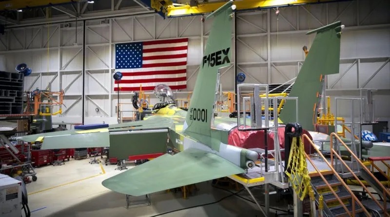 波音位於密蘇里州的工廠內, F-15EX 戰鬥機正在組裝中。 圖:翻攝自墨家戰刃