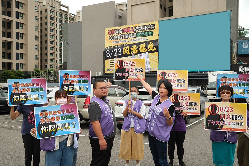 市議員張家銨感謝有支持者願意提供牆面供罷團掛看板。   圖：市議員張家銨/提供