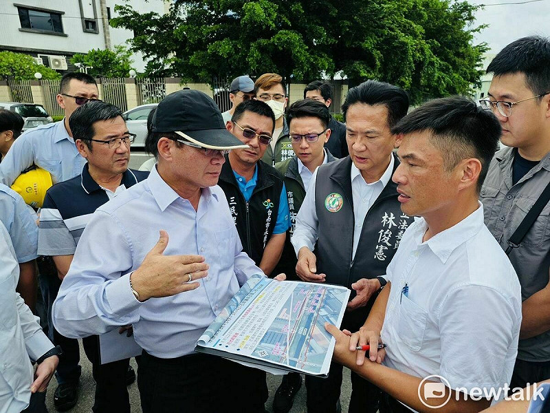 台南連日強降雨造成多處積淹水災情，為加速搶修並強化護岸結構，立法委員林俊憲、林宜瑾與市議員朱正軒今日前往永康中排及蜈蜞潭中排現勘，聽取水利工程單位規劃報告。   圖：林宜瑾服務處提供