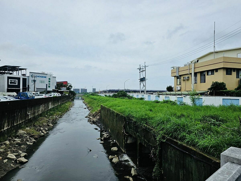 永康中排下游三民里段將辦理河道拓寬,協調中油退縮圍牆加大河床空間,並抬升橋樑進而增加通水斷面。蜈蜞潭中排烏竹里段將推動堤防工程,改善區排滿溢而危害社區的問題。 圖:林宜瑾服務處提供