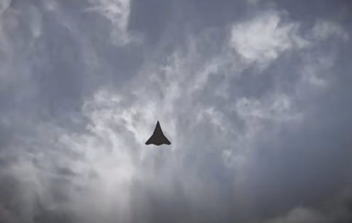 中國疑似正在試飛一款新的無尾隱形戰機。 圖:擷取自「極光」的 X