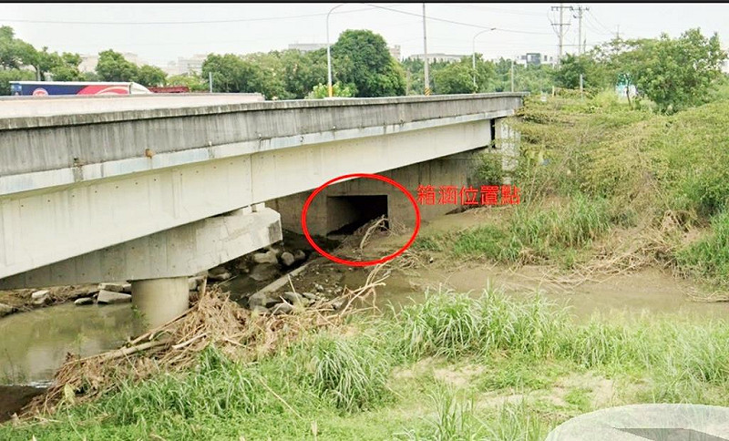 水利署第五河川分署指斗南市區淹水主因，經調查是下水道排放口未設置閘門倒灌所致。排水出口（紅圈處）並未設置閘門或逆止閥等防止溪水倒灌的設施，一旦外水水位升高，便會回流至下水道內，導致系統壓力過大、孔蓋冒水，進而引發積淹水災情。   圖：水利署第五河川分署提供