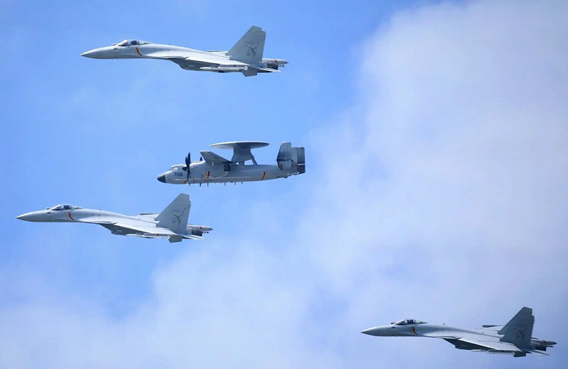 中國海軍空警-600空中預警機與3架殲-15T戰機編隊飛行。   圖：翻攝陸網/中國防務論壇