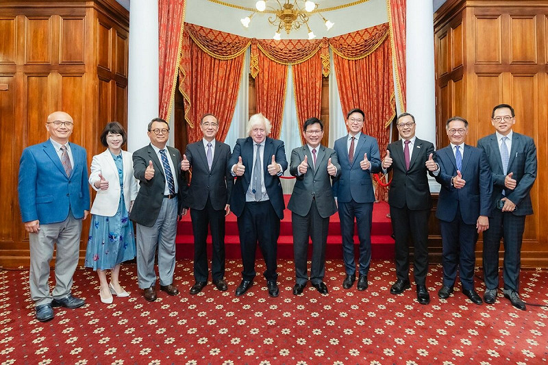 外交部長林佳龍(右五)、英國前首相強生(Boris Johnson,右六)與午宴貴賓合影 圖:外交部提供