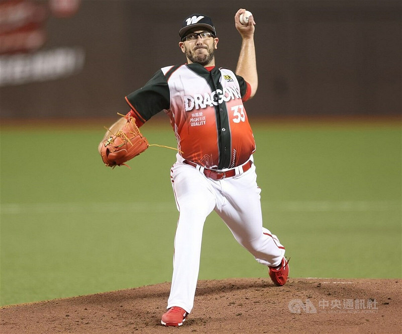 中職味全龍隊總教練葉君璋表示，龍聖（Zac Lowther）（圖）手汗問題嚴重，誇張到汗是用滴的、連在大巨蛋也是，是需要克服的問題。（中央社檔案照片）   