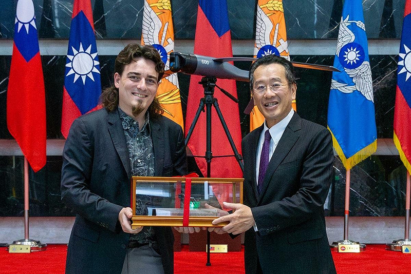 美國Anduril公司創辦人Palmer Luckey致贈國防部長顧立雄無人機模型。   圖：國防部提供