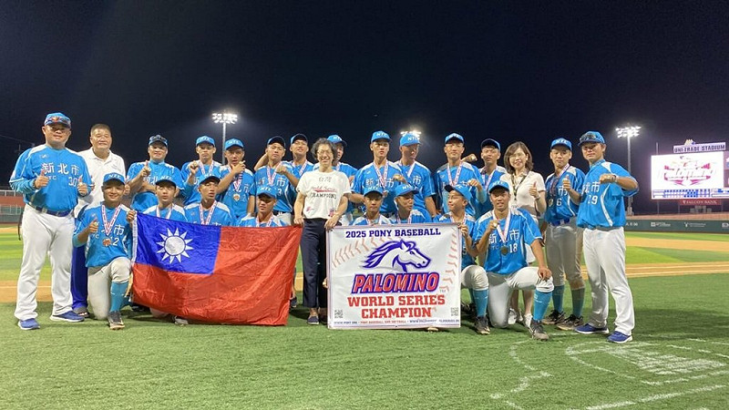 新北市穀保家商青棒隊（圖）代表台灣參加美國小馬聯盟帕馬級世界青棒錦標賽，5日在冠軍戰以2比1擊敗美西代表加州阿蘇薩（Azusa）隊，勇奪冠軍。（穀保家商提供）中央社記者謝靜雯傳真　114年8月5日   