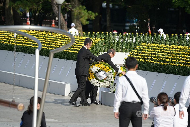 2025年8月6日是「原爆日」80週年紀念日。廣島市長松井一實和廣島市議長八條範彥6日在慰靈碑前獻花。 圖:中央社提供