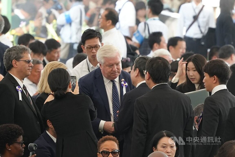 2025年8月6日是「原爆日」80週年紀念日。駐日代表李逸洋6日代表台灣首度出席廣島市和平紀念儀式,與美國駐日大使葛拉斯(中,白髮者)開場前在場內握手寒暄。 圖:中央社提供
