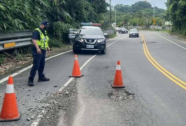 彰化縣由於連日暴雨造成道路坑洞，機車騎士因此失控自摔。   圖：民眾提供
