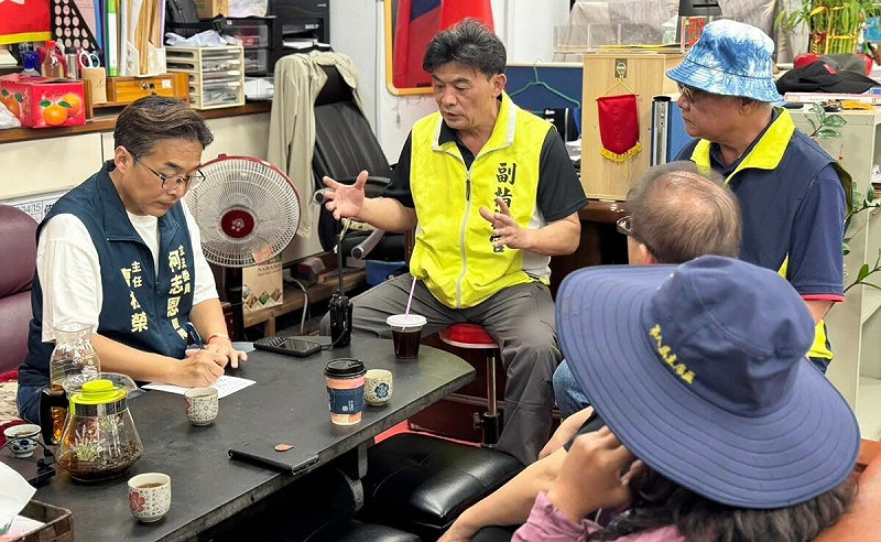 曹桓榮(左)了解茂林區族人的需求。 圖:茂林區公所/提供