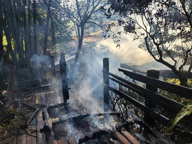 苗栗縣泰安鄉錦水溫泉飯店因財務問題，已於113年7月停業迄今，6日清晨卻發生火警，燒毀戶外大眾池雨遮、涼亭並波及一旁木造建築物，所幸無人傷。（苗栗縣消防局提供）中央社記者管瑞平傳真　114年8月6日   