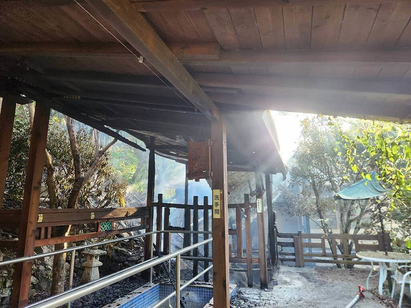 苗栗縣泰安鄉錦水溫泉飯店因財務問題,於113年7月暫停營業,6日清晨卻發生火警,消防隊員獲報趕往搶救撲滅火勢,所幸無人受困受傷,但戶外大眾池雨遮、涼亭都付之一炬。(苗栗縣消防局提供)中央社記者管瑞平傳真 114年8月6日
