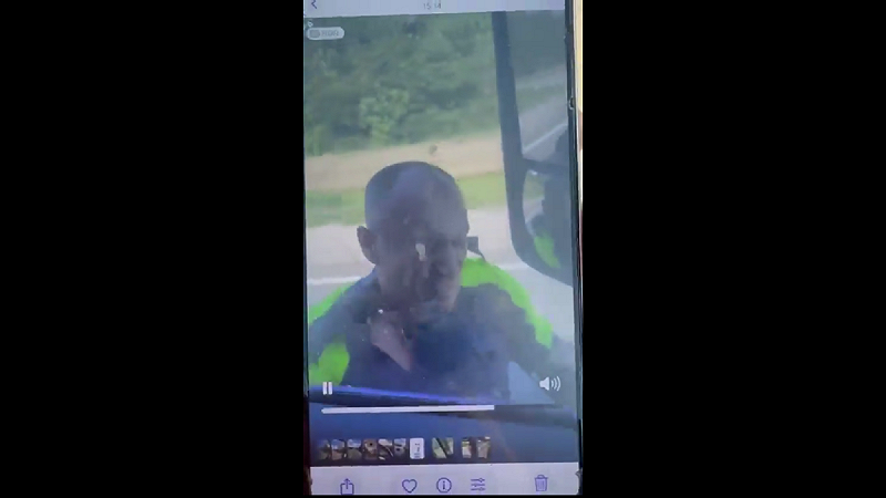 根據現場流出的影片畫面,警員在車輛行駛途中不斷敲擊駕駛座車窗,試圖讓司機停車,卻遭到無視。 圖:翻攝自影片
