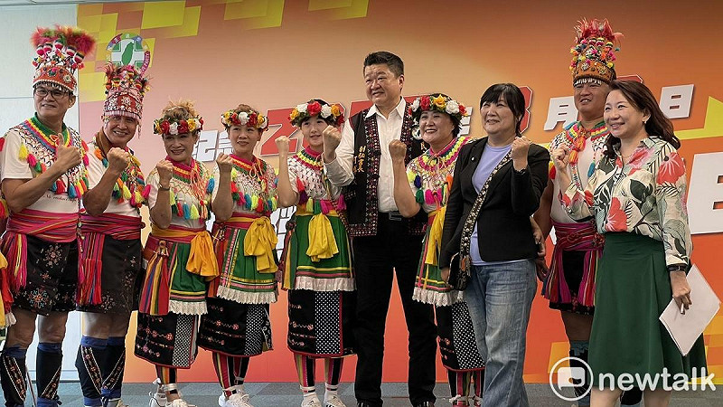 何博文說，如果在泥濘中站幾個小時清淤是擺拍，歡迎大家一起來擺拍。   圖：高逸帆／攝
