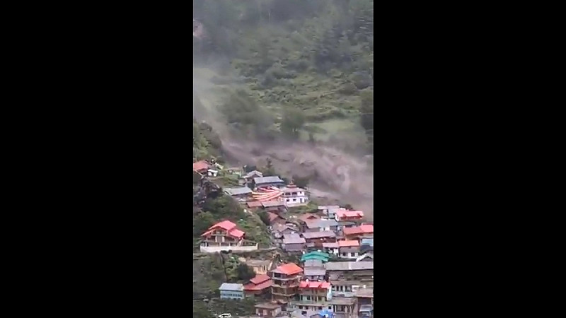 印度北部近期遭受豪雨侵襲,喜馬拉雅山區甚至發生山洪與土石流災情,總計造成至少 4 死、上百人失蹤。 圖:擷取自 @nexta_tv X 分享影片