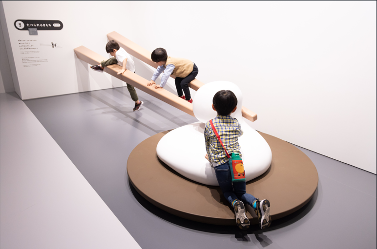《デザインあ展 neo 》特展可體驗被超過3公尺的巨型筷子夾起是什麼感覺。   圖：TOKYO NODE PR事務局／提供