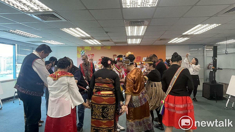 原住民、新住民一起圍圈跳舞。   圖：高逸帆／攝
