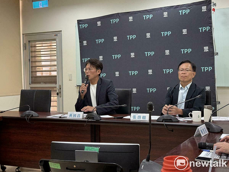民眾黨主席兼黨團總召黃國昌（左）、副總召張啓楷（右）。   圖：周煊惠 / 攝