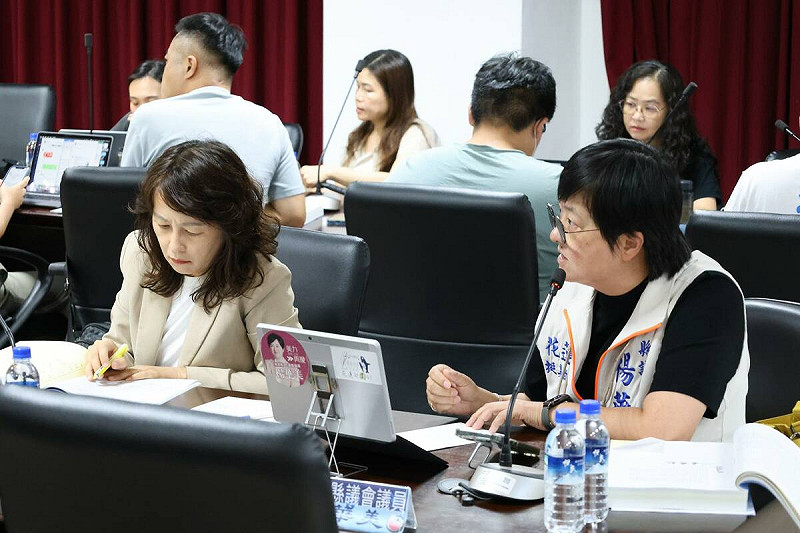 民進黨花蓮縣議員胡仁順日前在花蓮縣議會提案，要求縣府普發給每位縣民5萬餘元，並獲議會照案通過。而民進黨花蓮縣議員張美慧昨日也在程序會提案，要求成立「振興花蓮產業復甦普發現金小組」。   圖：翻攝自張美慧臉書