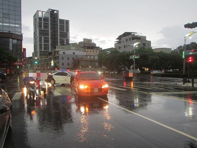 高雄新興區日前發生一起汽車駕駛疑大雨視線不佳擦撞行人車禍，王姓駕駛開車左轉時不慎擦撞斑馬線上黃姓男子，造成輕微挫傷。警依未禮讓行人開罰，吊扣駕照1年。（高市新興警分局提供）中央社記者洪學廣傳真　114年8月6日   