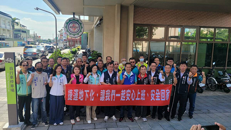 高雄在地民代及工會成員共同籲請中央將捷運「東港林園線」穿越林園石化專區路段改採地下化施工，避免對公安構成重大威脅。   圖：邱于軒服務處/提供