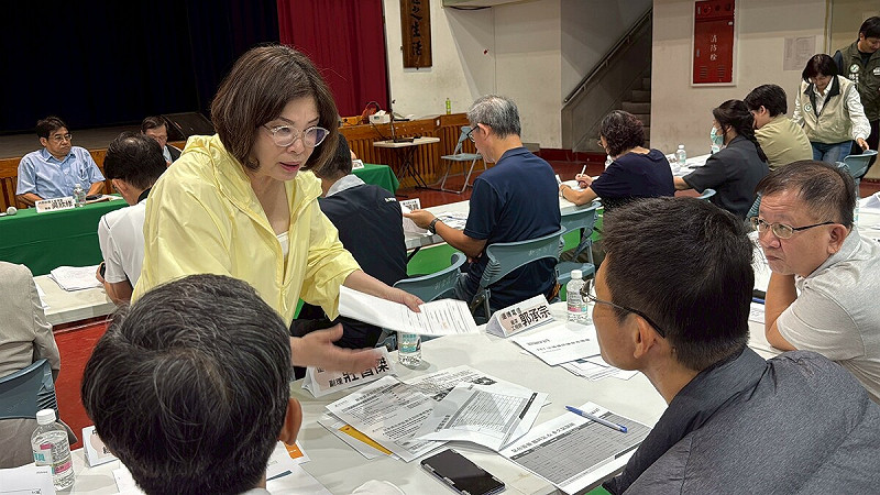 立法院財政委員會召委賴惠員今（6）日結束後壁區勘災後，於新營高中召開第五次災後協調座談會。   圖：立法委員賴惠員辦公室提供