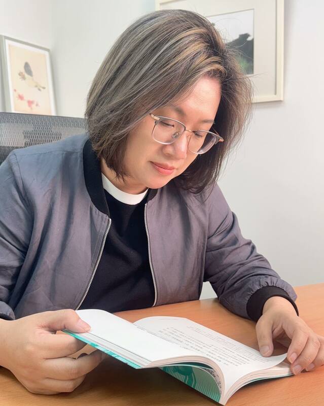陳培瑜直言,王鴻薇以立委權力和聲量,污衊長期耕耘本土饒舌文化的音樂工作者,她想要傳達的訊息非常明確:只要你不支持國民黨,就等著被打壓,讓人民不敢再表達異議 。 圖:取自陳培瑜臉書(資料照)
