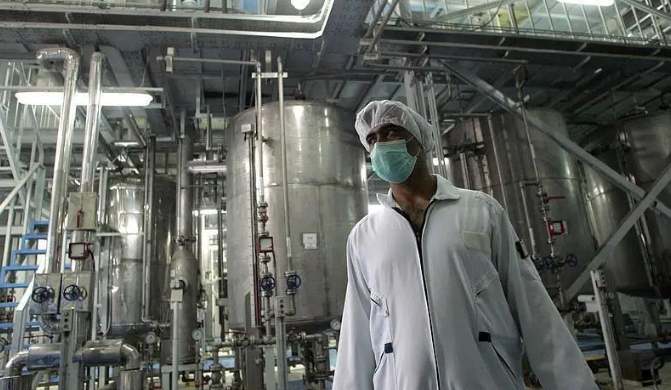 伊朗科學家在核設施內工作。   圖 : 翻攝自央視新聞