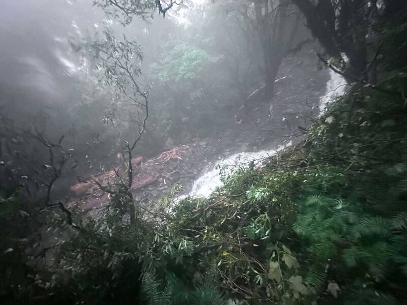 受豪雨影響，北大武山登山步道多處坍塌。   圖：林保署屏東分署／提供