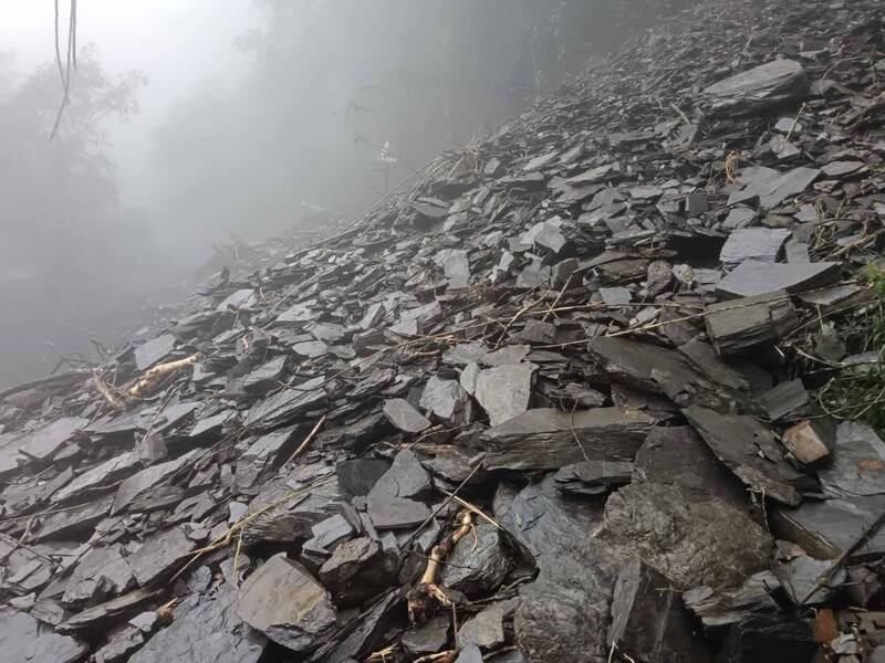 除了登山步道受損外,北大武山聯外產業道路部分路基也被掏空,無法通行。 圖:林保署屏東分署/提供