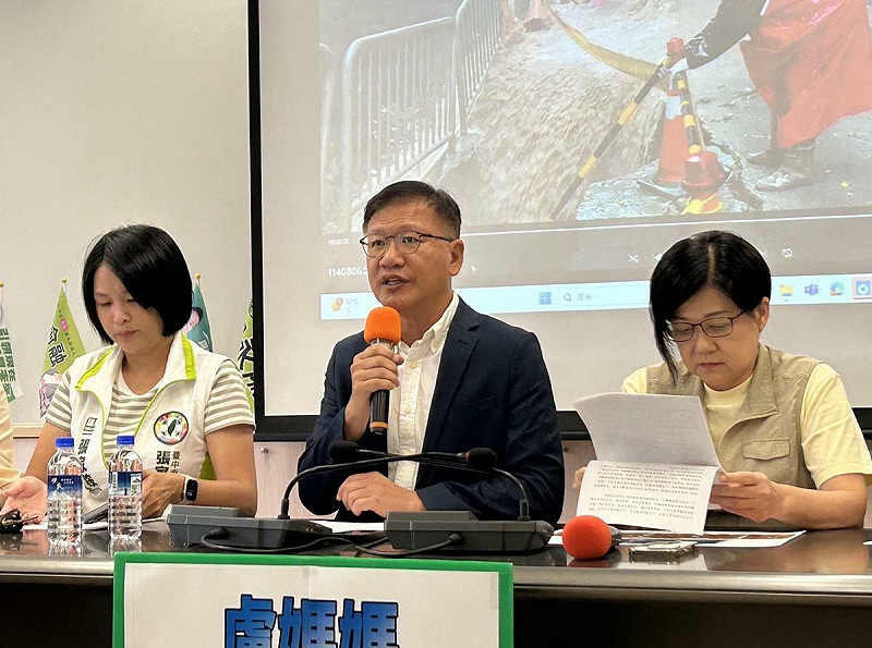 民進黨團總召王立任質疑市府高層集體出訪澳洲，讓災後市政指揮出現空窗，直言「市政責任何在？」   圖：民進黨團總召王立任辦公室提供