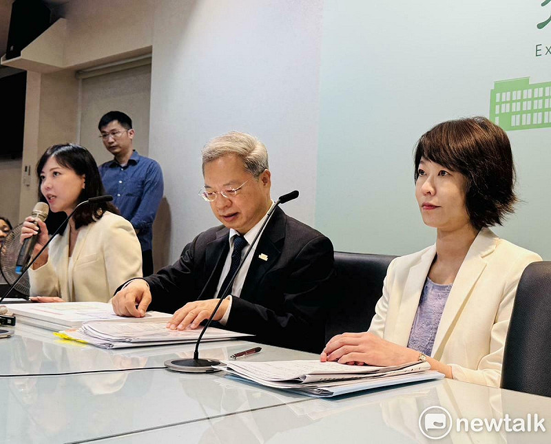 行政院龔明鑫秘書長及經貿談判辦公室顏慧欣副總談判代表今(6)日下午3時30分在政院記者室說明關稅及產業支持方案。 圖:謝莉慧/攝