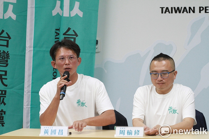 民眾黨主席黃國昌（左）、黨秘書長周榆修（右）。   圖：周煊惠 / 攝