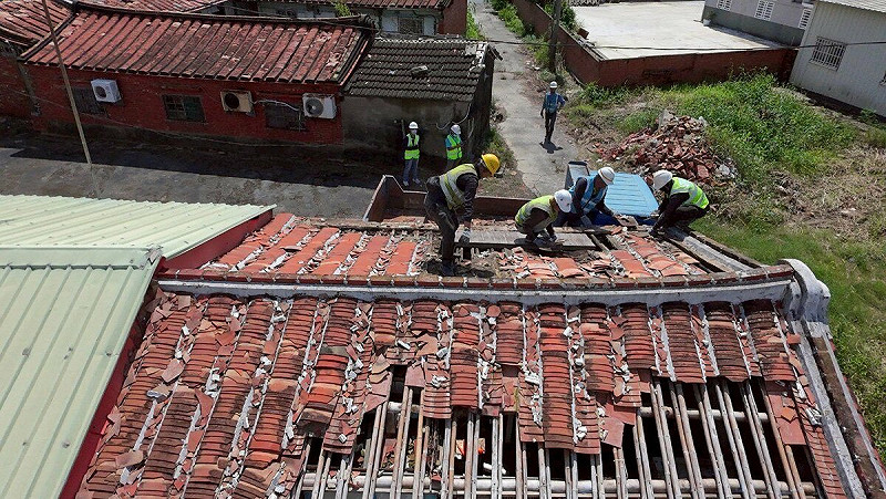 目前許多居民仍住在僅用帆布覆蓋的房子,已有6間廠商協助弱勢家庭認養8戶,針對低收入戶免費進行修繕房屋。 圖:公路局/提供