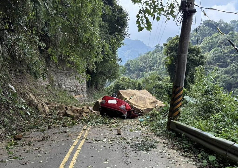 苗栗縣泰安鄉山區道路6日下午發生落石坍方事故，數十噸的巨石砸中1輛行經自小客車，車內2人受困命危，苗栗縣消防局獲報員趕往搶救。（民眾提供）中央社記者管瑞平傳真114年8月6日   