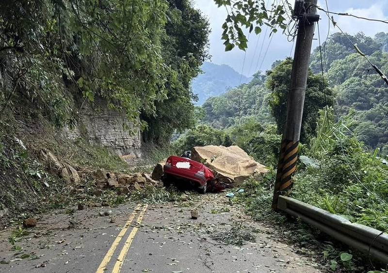 苗栗縣泰安鄉山區道路6日下午發生落石坍方事故,一輛自小客車行經遭巨石砸中,車內2人受困命危。(民眾提供)中央社記者管瑞平傳真 114年8月6日