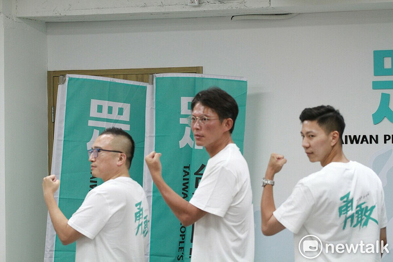 民眾黨主席黃國昌（中）、黨秘書長周榆修（左）、文宣部主任李頂立（右）。   圖：周煊惠 / 攝