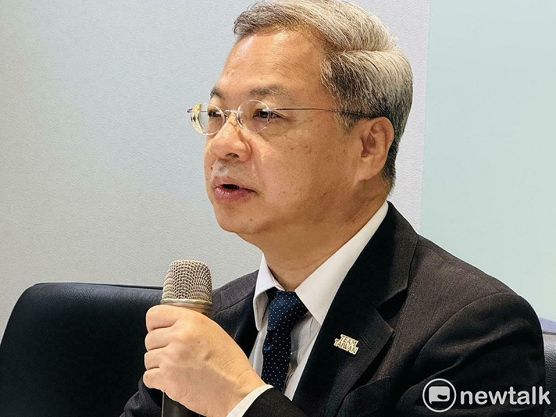 美國總統川普稱台積電將投資美國3000億的說法，政院秘書長龔明鑫回應，企業界做海外佈局有自身的投資考量，政府不能代其宣布或做任何干涉，但政府有審查機制，會針對國家安全或對整體產業利益適度審查。   圖：謝莉慧/攝