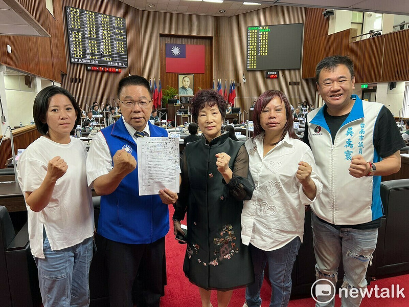 台南市接連遭受地震、颱風和豪雨侵襲，造成財物損失嚴重，市議會國民黨團發言人蔡育輝提案請市府苦民所苦，提撥6億墊付，轉入剩餘款只有1.8億元的重大災害賑災捐款專戶，協助住家房屋毀損、屋頂掀飛、屋內淹水及汽機車泡水。   圖：黃博郎／攝