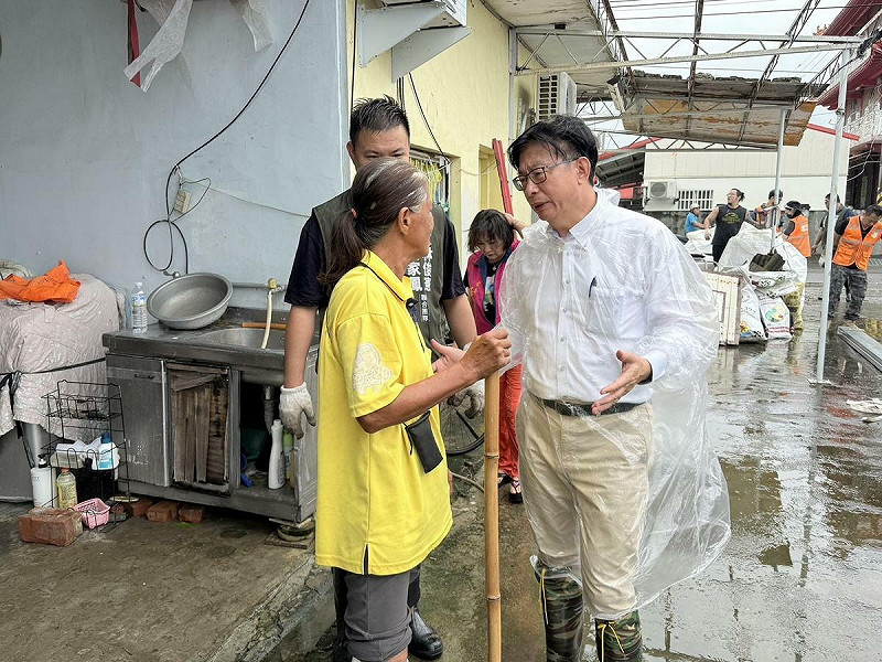 丹娜絲風災後,民進黨台南市黨部成立聯合服務中心,近期西南氣流豪大雨,造成多處淹水,地方黨公職全力連結社會力,投入物資招募與救災重建,民進黨中央黨部也成立志工團,協助災區清理復原。 圖:民進黨台南市黨部提供