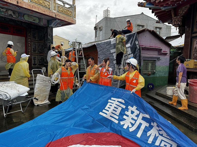 丹娜絲風災後,民進黨台南市黨部成立聯合服務中心,近期西南氣流豪大雨,造成多處淹水,地方黨公職全力連結社會力,投入物資招募與救災重建,民進黨中央黨部也成立志工團,協助災區清理復原。 圖:民進黨台南市黨部提供